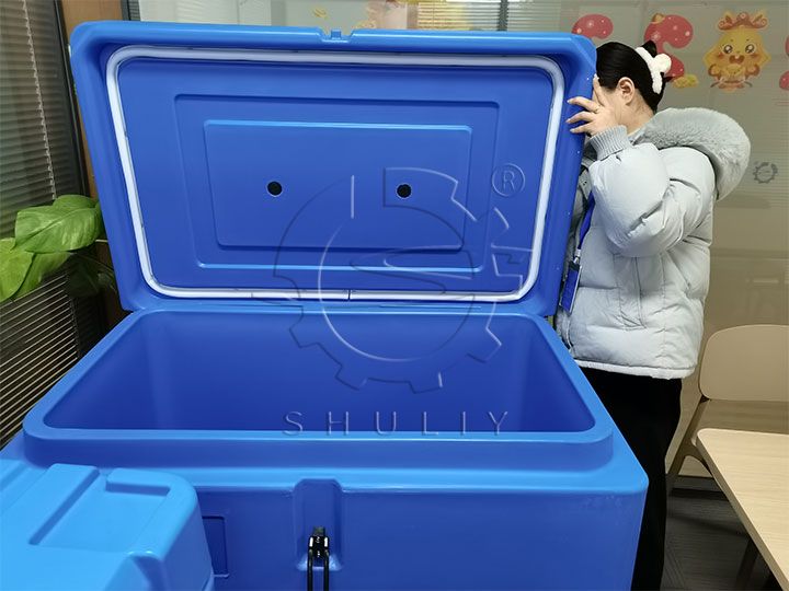 Dry ice storage box
